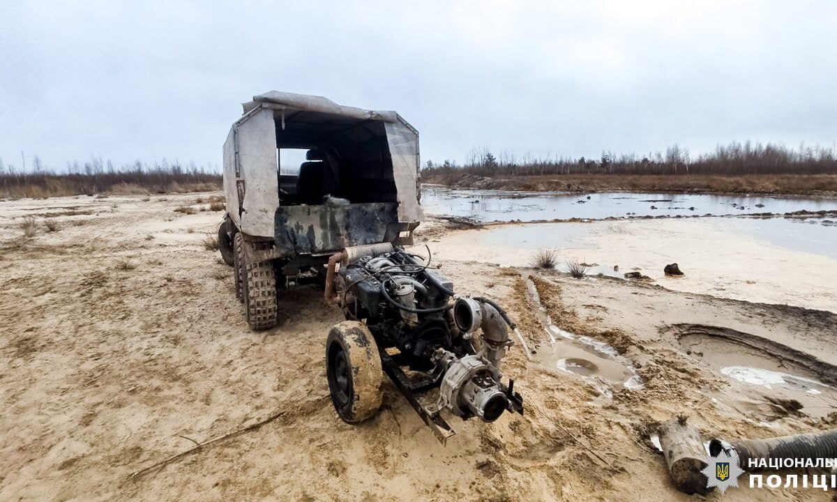 Поліцейські Рівненщини затримали нелегальних бурштинокопачів