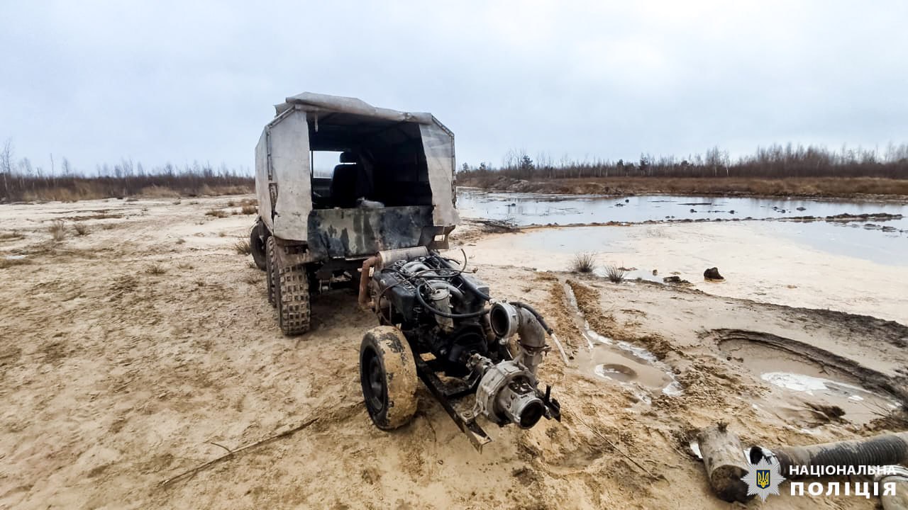 Поліцейські Рівненщини затримали нелегальних бурштинокопачів 0000
