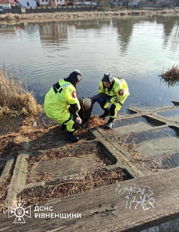 Рятувальники Рівненщини дістали труп чоловіка з річки