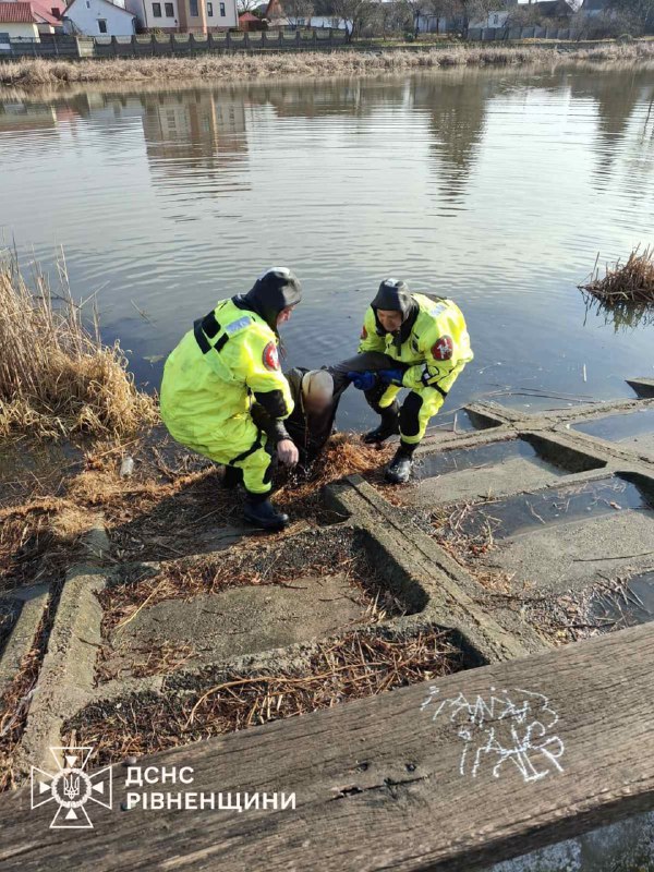 Рятувальники Рівненщини дістали труп чоловіка з річки 0000