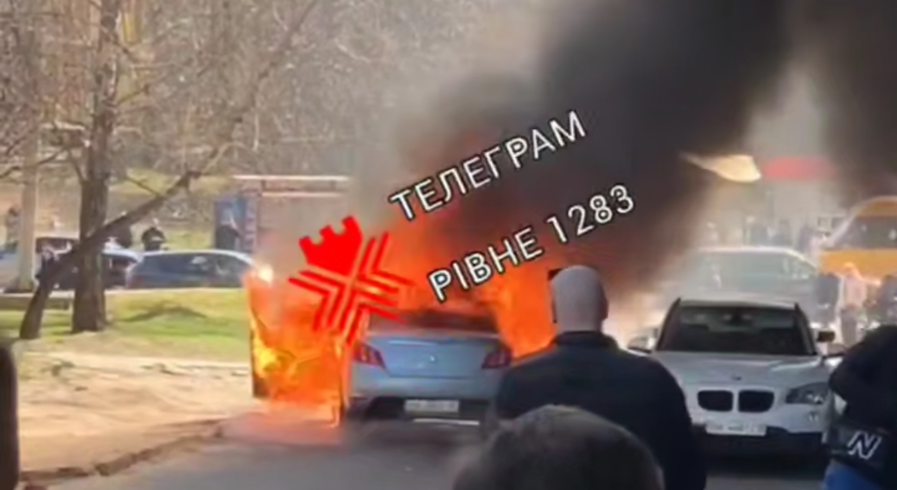 Офіційні деталі пожежі в авто у Рівному: двоє людей травмовано 0000