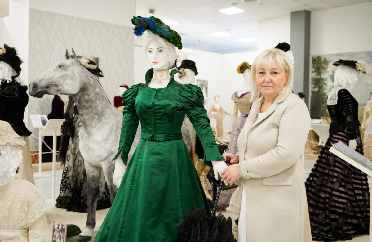 Ексклюзивну колекцію антикварного жіночого одягу представлять на Рівненщині