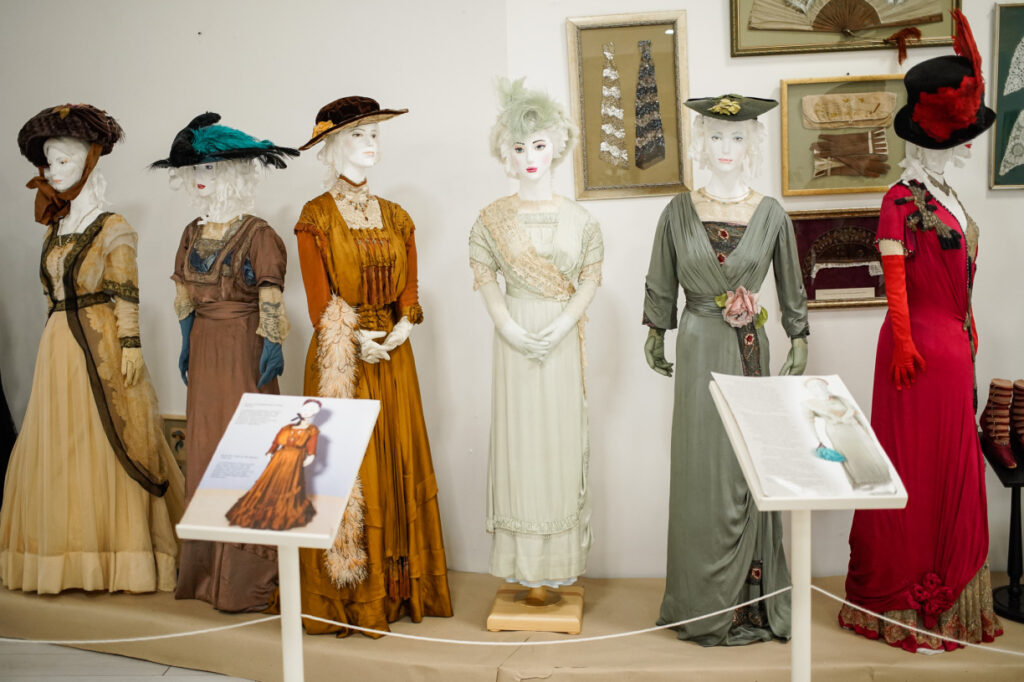 1 Ексклюзивну колекцію антикварного жіночого одягу представлять на Рівненщині