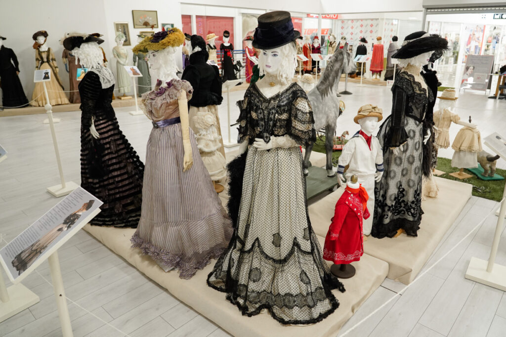 1 Ексклюзивну колекцію антикварного жіночого одягу представлять на Рівненщині