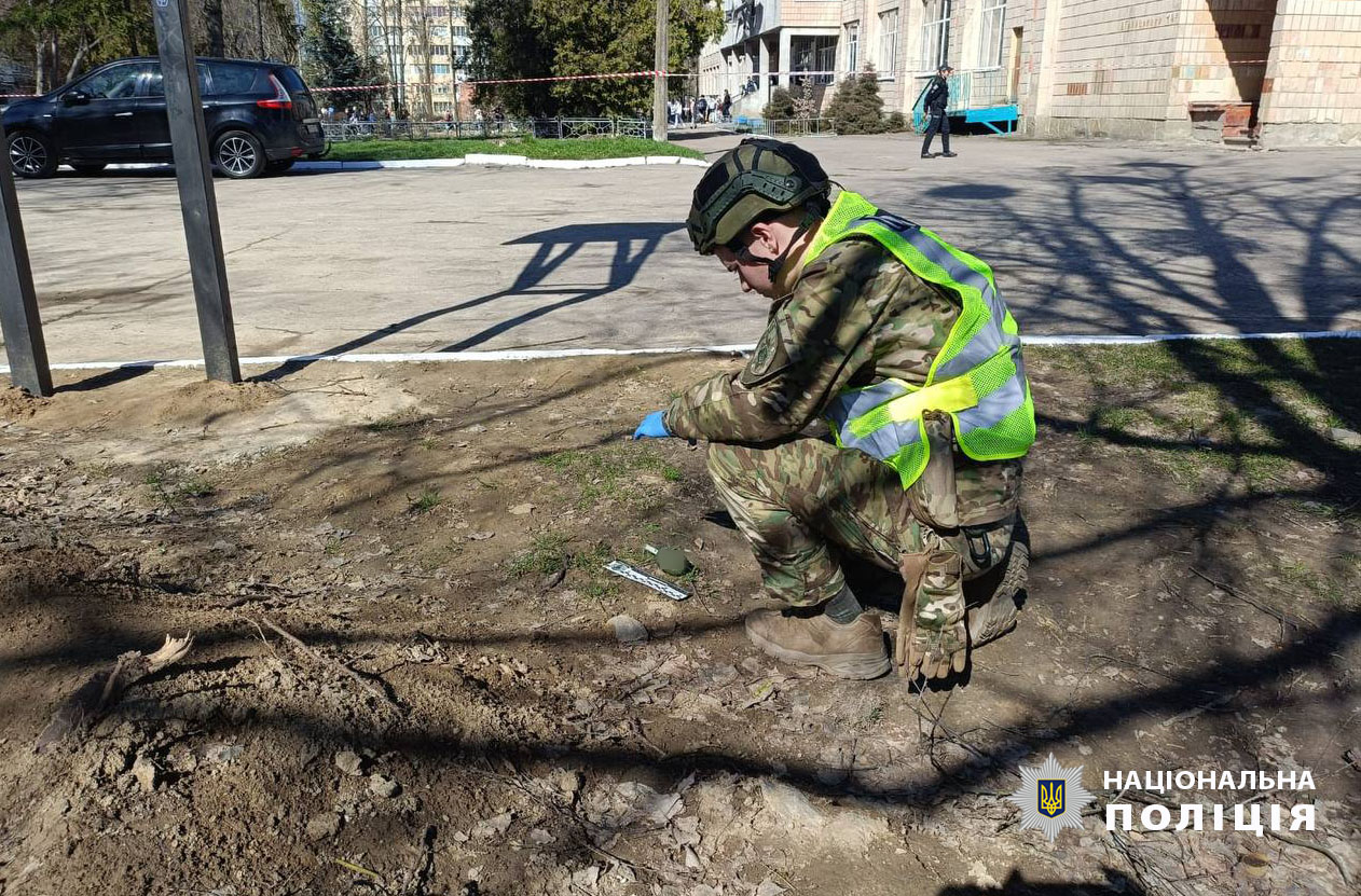 На території ліцею в Рівному виявили предмет, схожий на гранату 0000