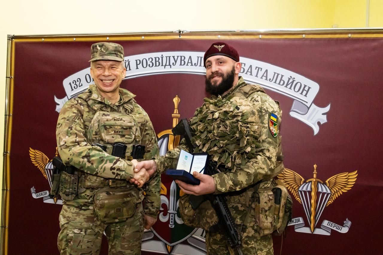 Головнокомандувач ЗСУ особисто вручив гранатометнику з Рівненщини почесну відзнаку 0000