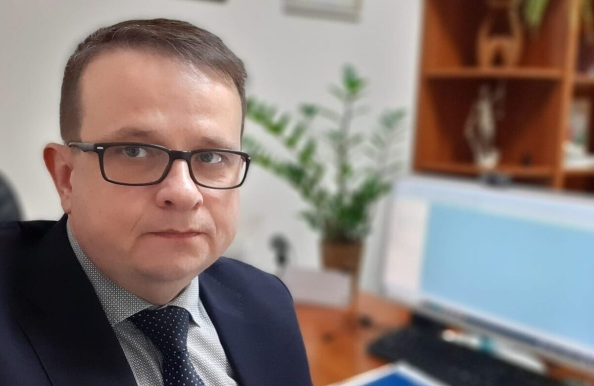 Креативний суддя з Рівненщини став зіркою нової соцмережі