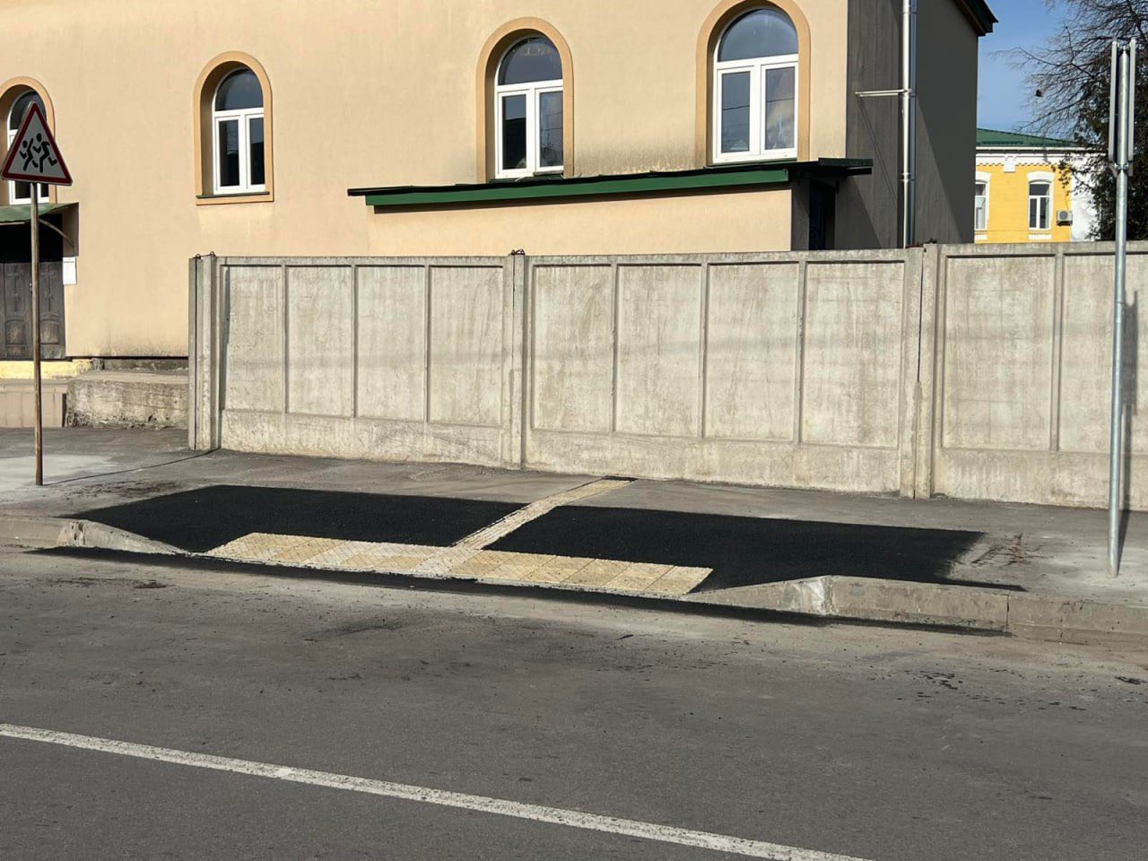Для зручності військових: у Рівному облаштували новий пішохідний перехід 0000