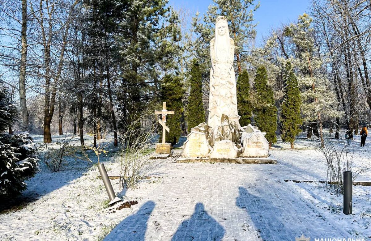 Діти зіпсували ліхтарі біля памʼятника на Рівненщині: покарано батьків