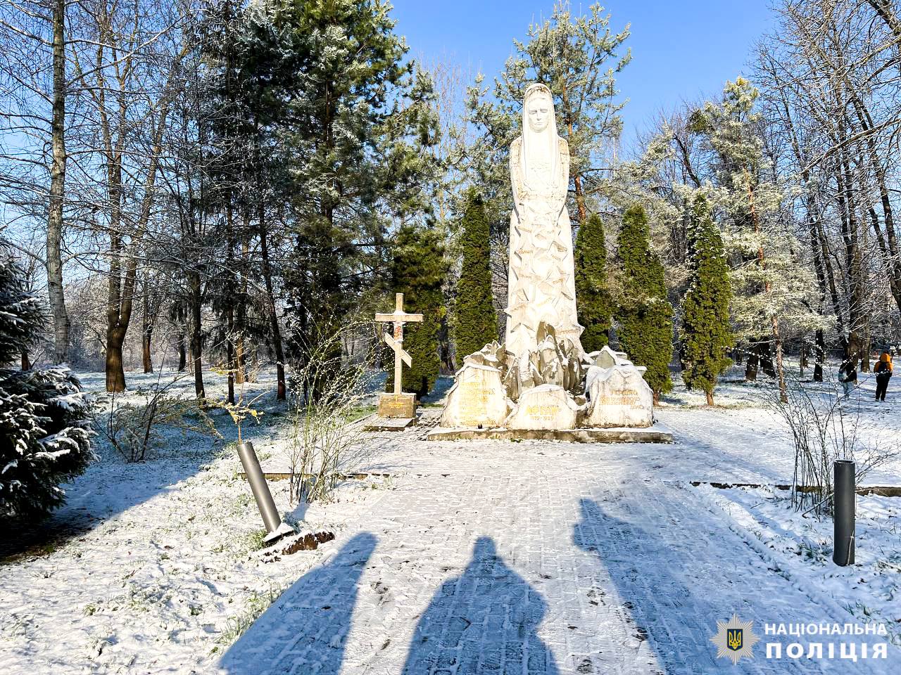 Діти зіпсували ліхтарі біля памʼятника на Рівненщині: покарано батьків 0000