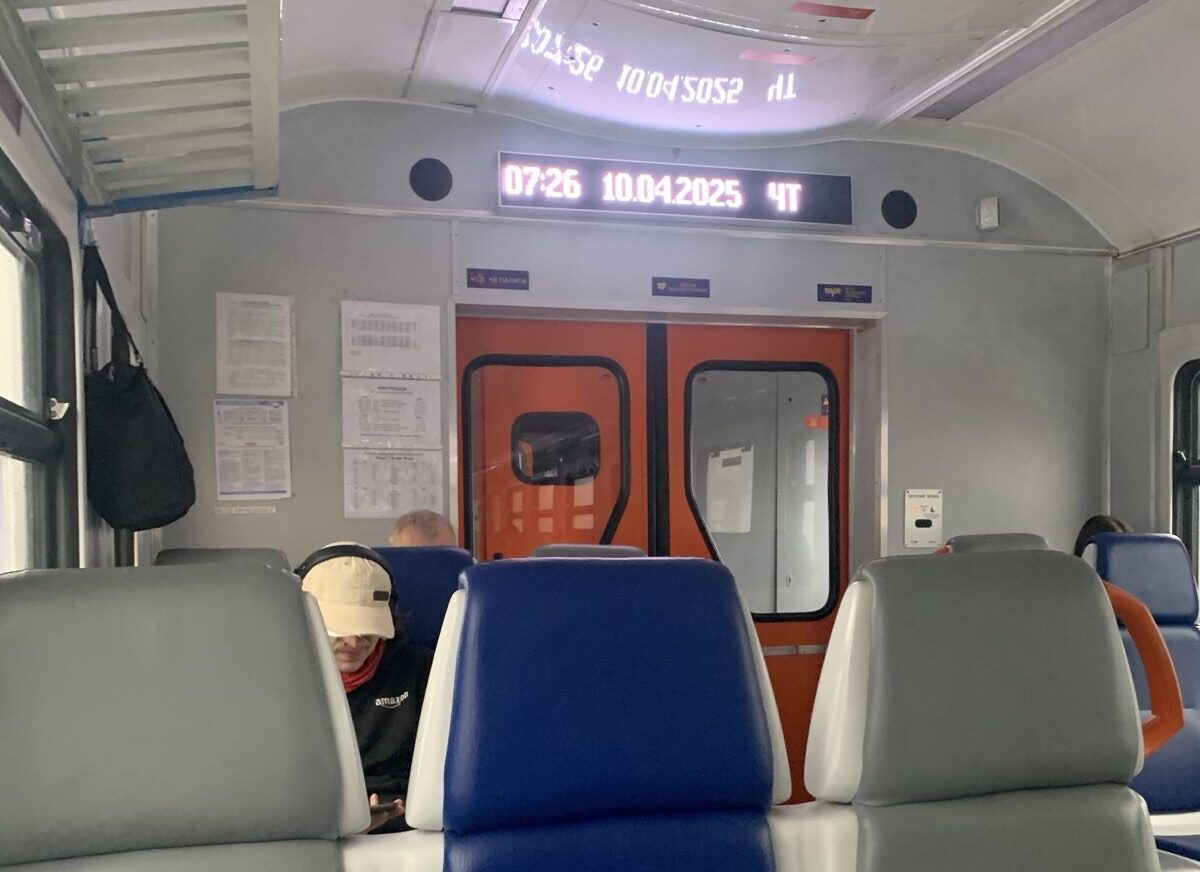 1 За лаштунками рейсу: здолбунівчанка Оксана Мацканіч — про виклики, пасажирів і роботу провідницею