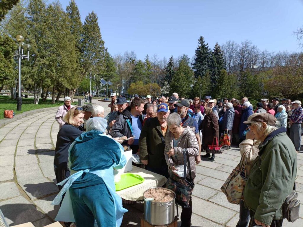 1 У центрі Рівного роздавали паски для нужденних