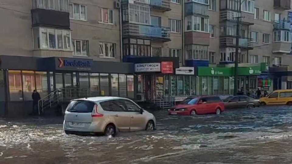 Кінець вуличним річкам: у Рівному оголосили багатомільйонний тендер на ремонт зливної каналізації