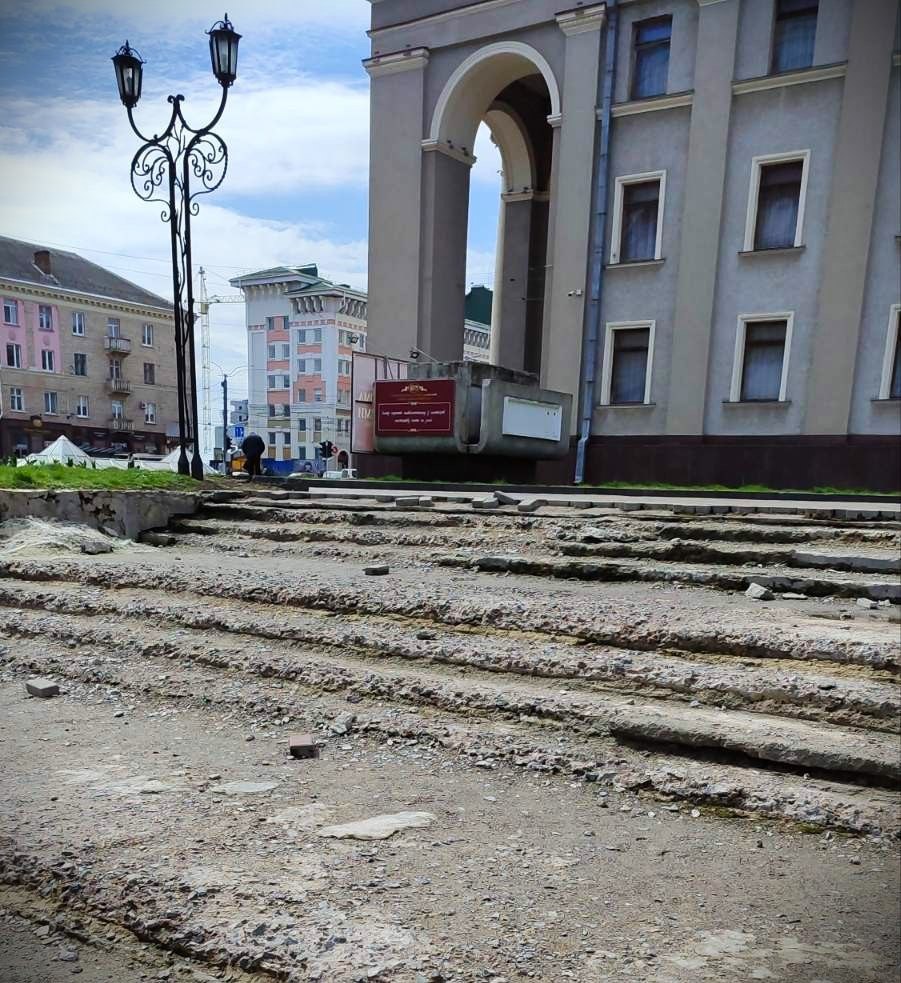 Відомо, чому не ремонтують сходи біля Рівненського драмтеатру 0000