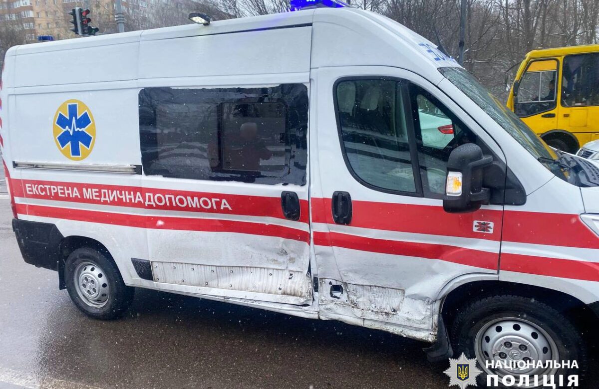 Відомі деталі зіткнення автомобіля з каретою швидкої у Рівному