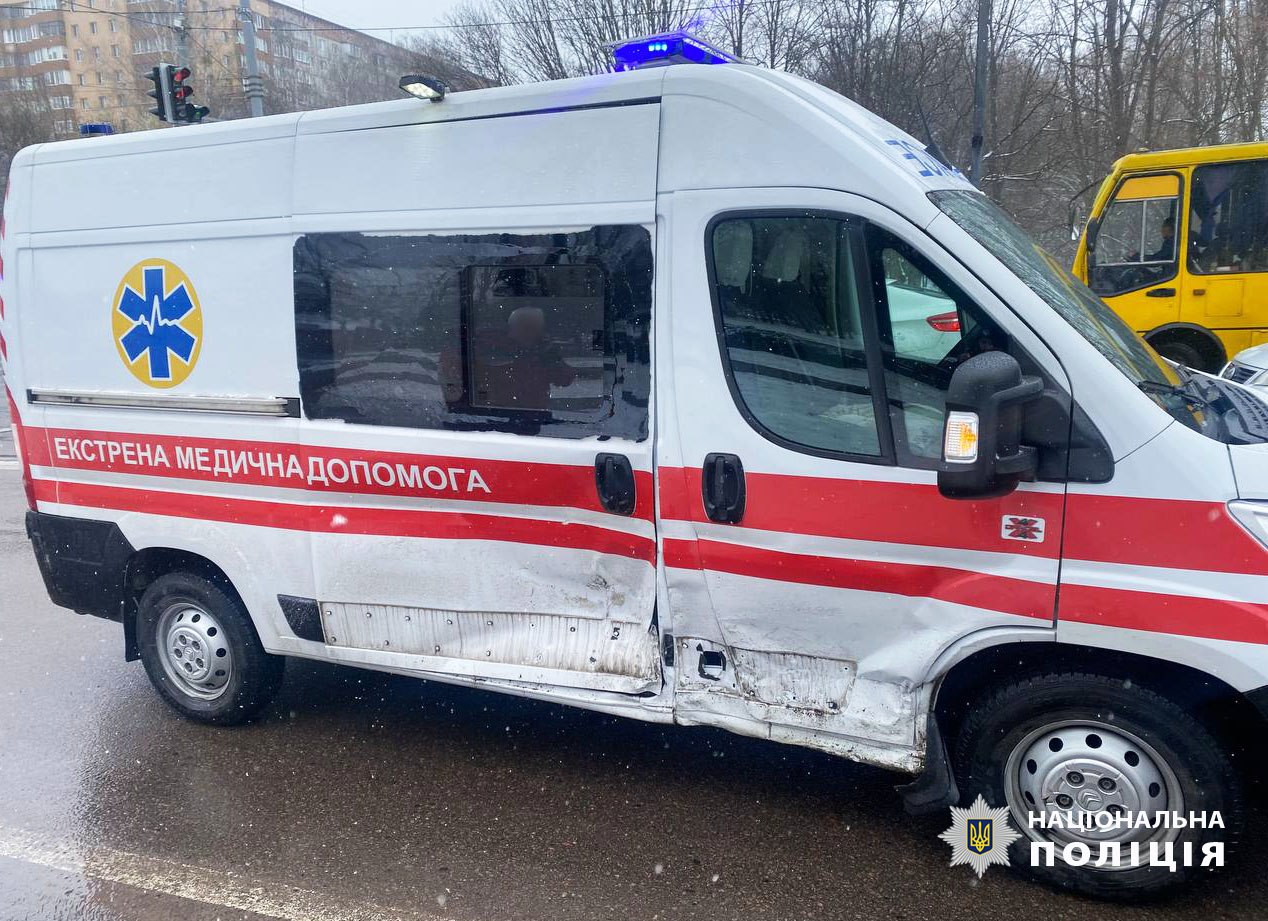 Відомі деталі зіткнення автомобіля з каретою швидкої у Рівному 0000