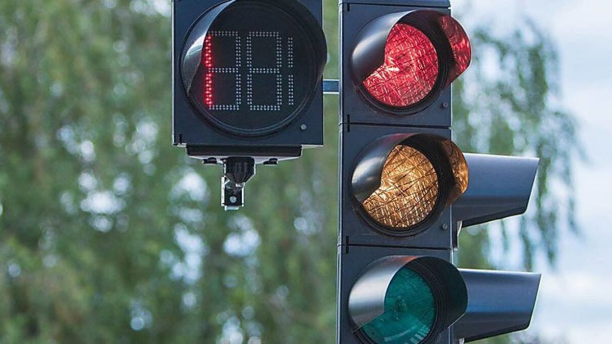 На одному з перехресть Рівного ремонтуватимуть світлофор 0000