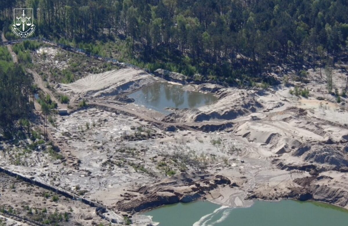На Рівненщині викрито масштабну схему незаконного видобутку бурштину зі збитками на сотні мільйонів гривень