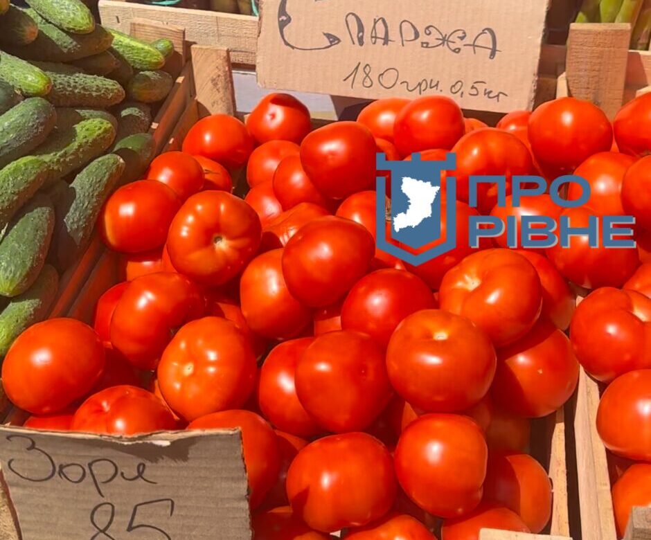 Полуниця з Карпат, помідори із Зорі — які ціни на ринку Рівного