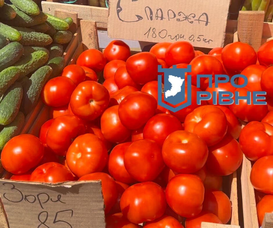 Полуниця з Карпат, помідори із Зорі — які ціни на ринку Рівного 0000