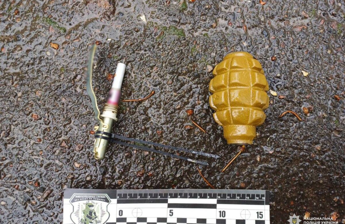 На Рівненщині поліція затримала зловмисника, який погрожував підірвати гранату у будинку