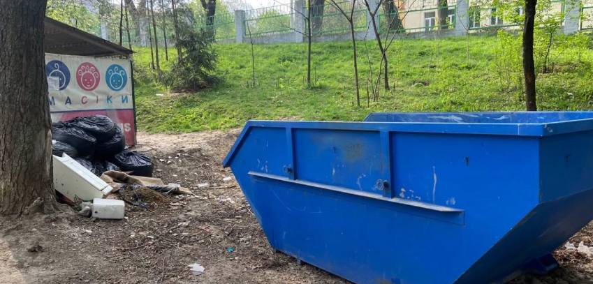 У Рівному встановлюють спеціальні сині контейнери для сміття