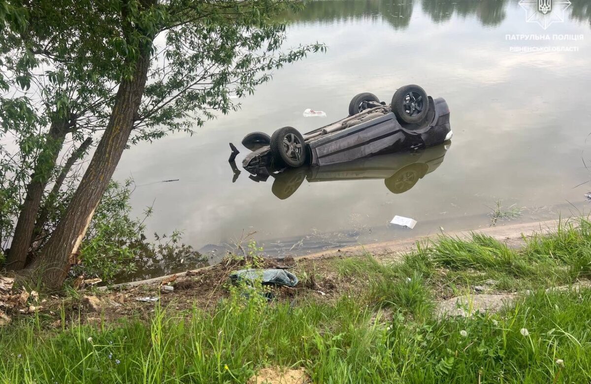 П’яна водійка забула, як вибралася з тонучого авто на Рівненщині (+ФОТО)