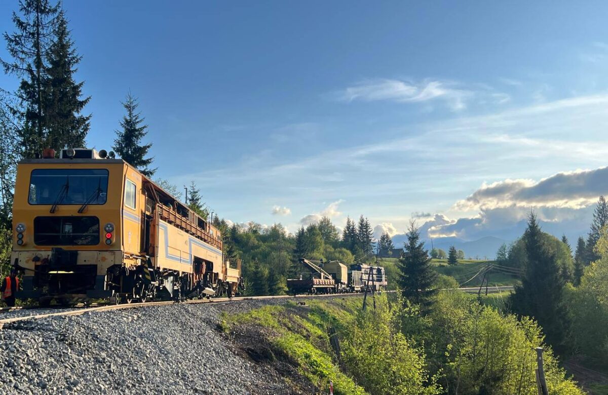 Карпати без потягів: Укрзалізниця призупинила рух через аварію на колії