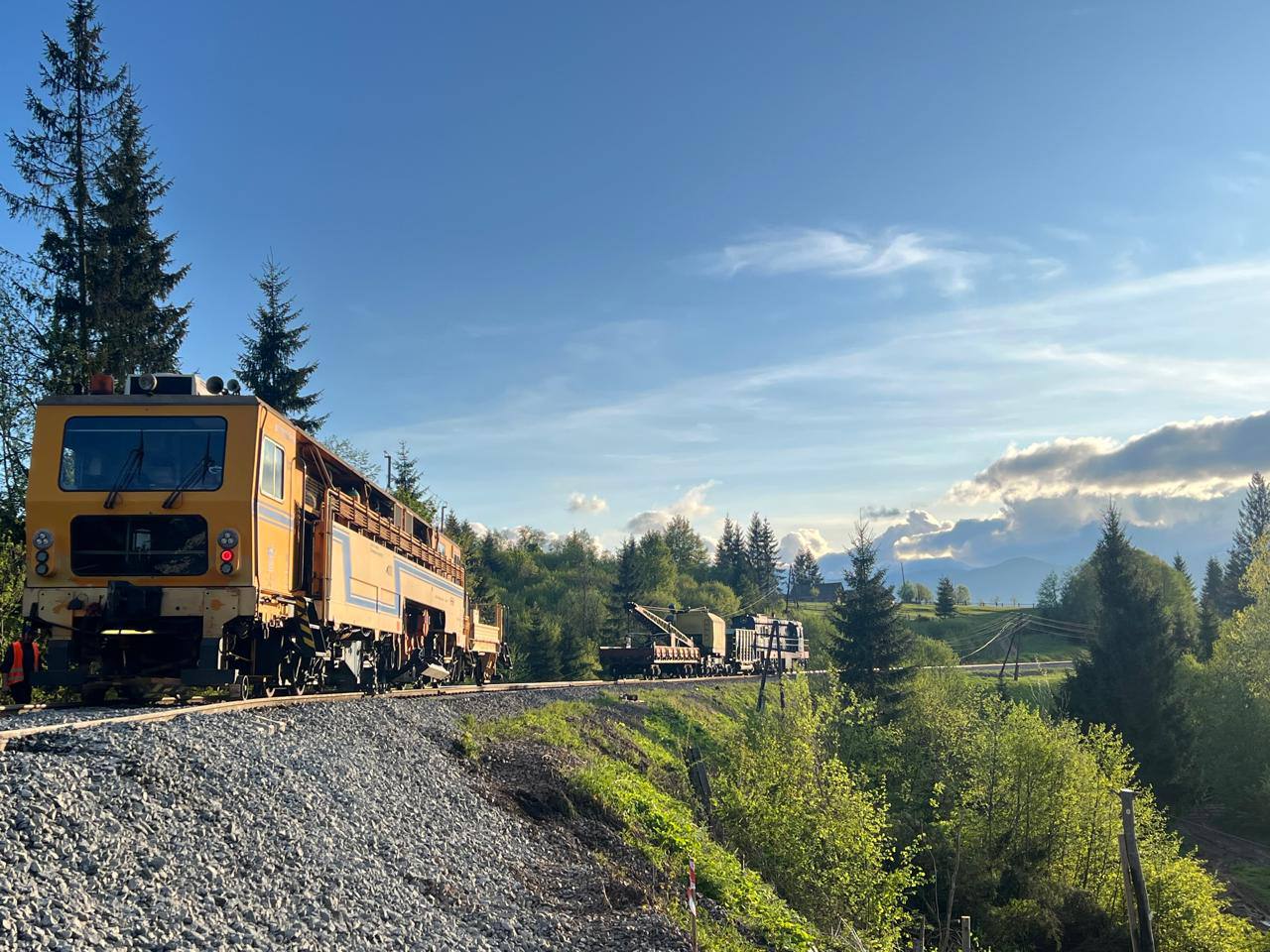 Карпати без потягів: Укрзалізниця призупинила рух через аварію на колії 0000