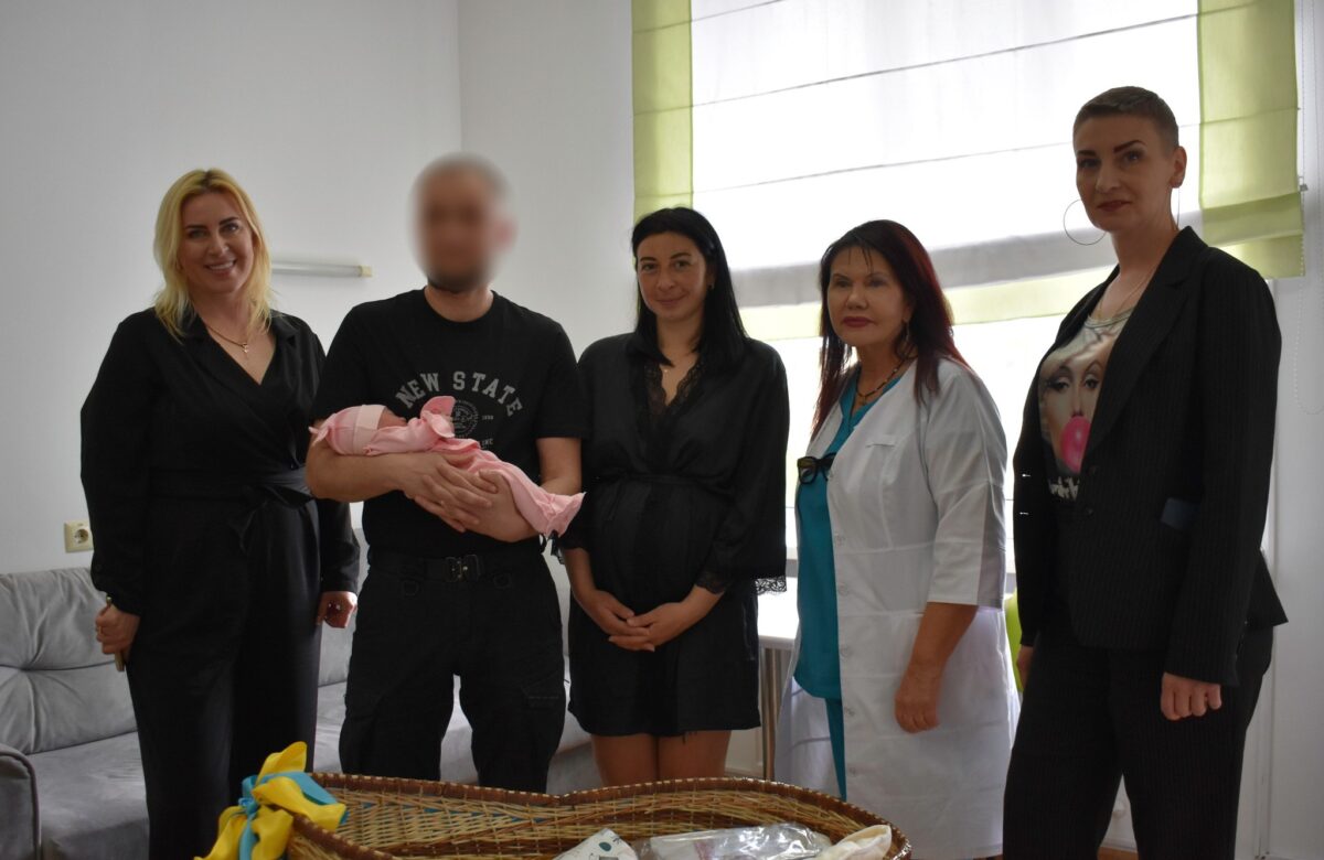 У Рівному новонароджена донька військовослужбовця отримала в дарунок ексклюзивну колиску ручної роботи