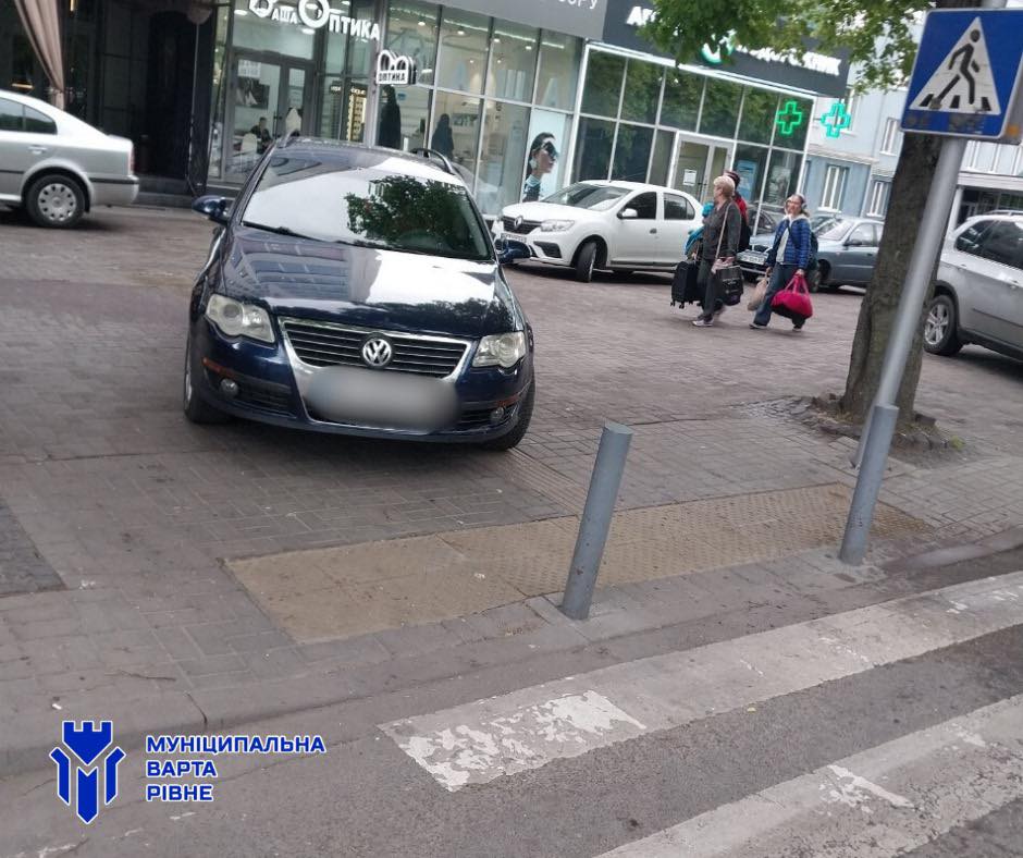 Масові штрафи за паркування у Рівному 0000