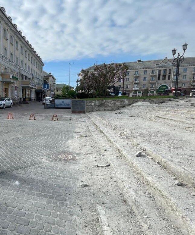 Нарешті відремонтують аварійні сходи біля Рівненського театру