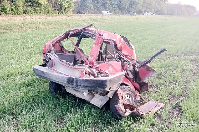 На Рівненщині загинули двоє людей внаслідок наїзду потягу на автомобіль (ФОТО)