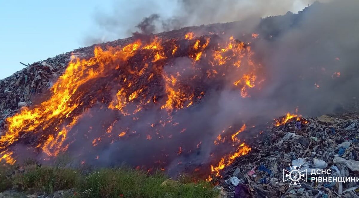Сильна пожежа на околиці Рівного – горіло сміттєзвалище: яка ситуація наразі ( ФОТО )