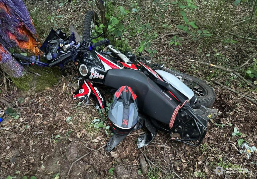 1 На Рівненщині мотоцикліст з пасажиркою влетів у дерево: дівчина — в реанімації