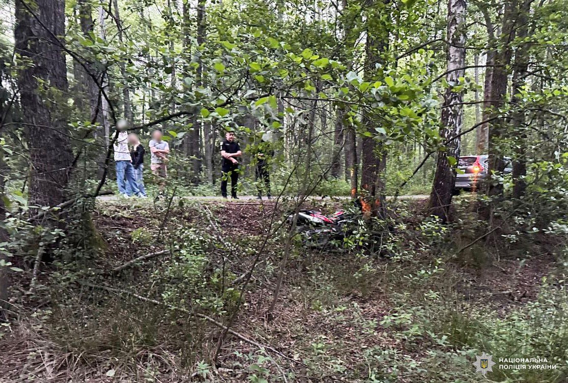 На Рівненщині мотоцикліст з пасажиркою влетів у дерево: дівчина — в реанімації