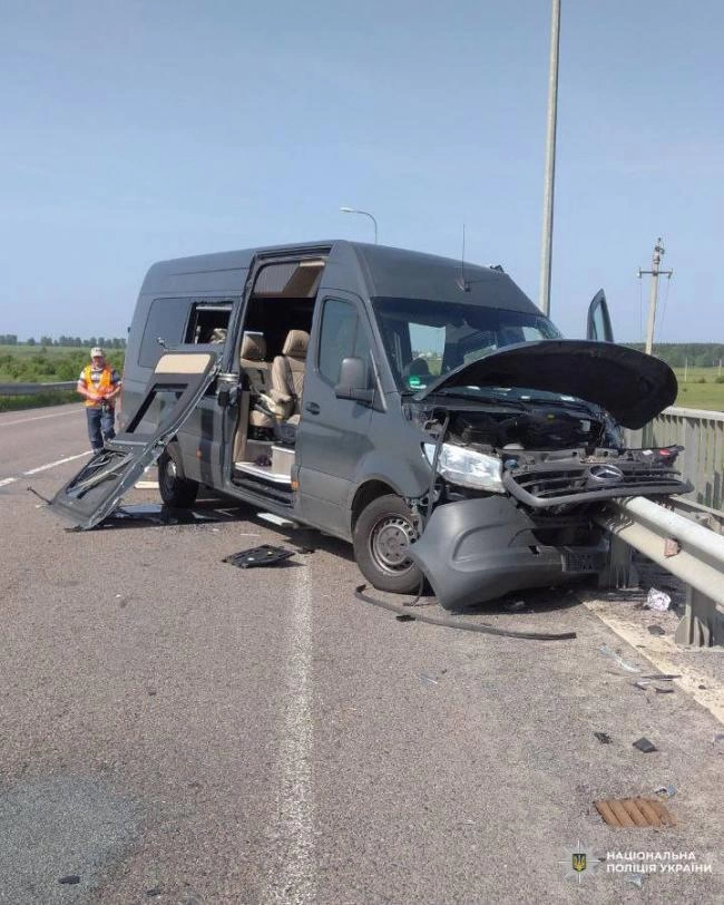 На Рівненщині відбійник наскрізь прошив мікроавтобус: двоє людей у лікарні 0000