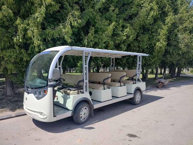На рівненському кладовищі «Нове» курсує електромобіль для відвідувачів 0000