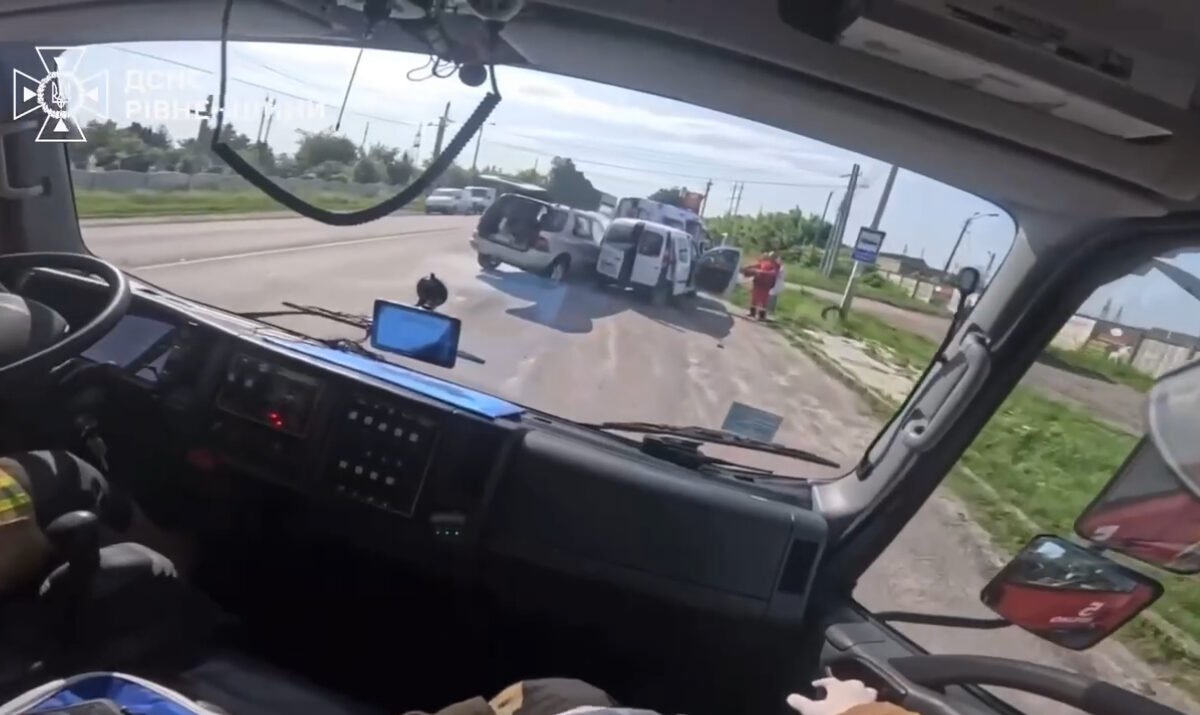 Рятувальники деблокували водія якого затисло в авто після ДТП на Рівненщині (ВІДЕО)