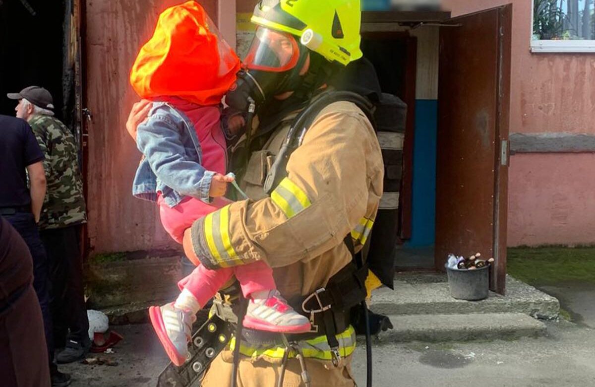 Ранкова пожежа в Рівному: рятувальники евакуювали мешканців, серед них — дитина