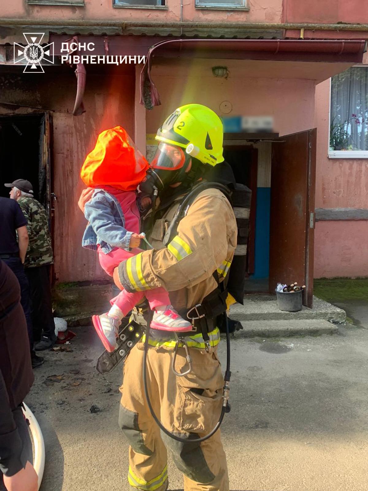 Ранкова пожежа в Рівному: рятувальники евакуювали мешканців, серед них — дитина 0000