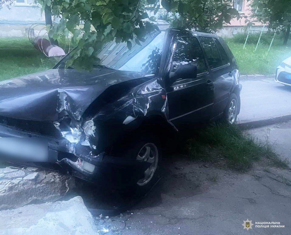 На краденому авто врізався у бетонну стіну: рівненські оперативники викрили злочинця