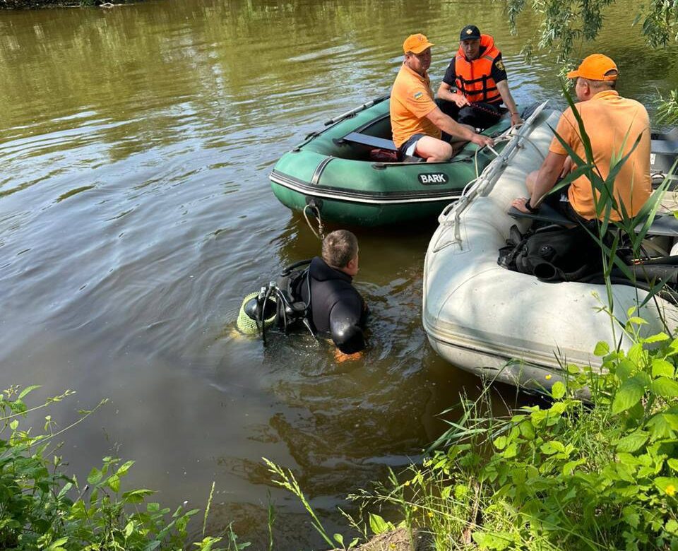 Майже добу тривають пошуки підлітка, який потонув у річці на Рівненщині
