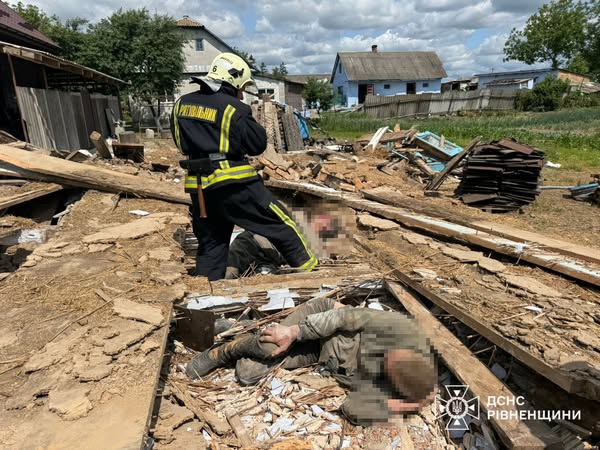 На Рівненщині під завалами будинку опинились люди: є загиблі