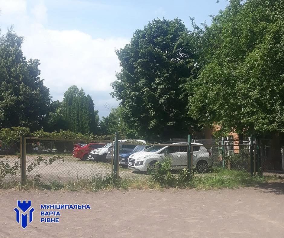 1 Жінка у Рівному брала гроші з водіїв за неіснуючу парковку: деталі