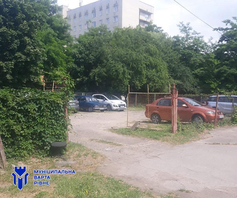 1 Жінка у Рівному брала гроші з водіїв за неіснуючу парковку: деталі