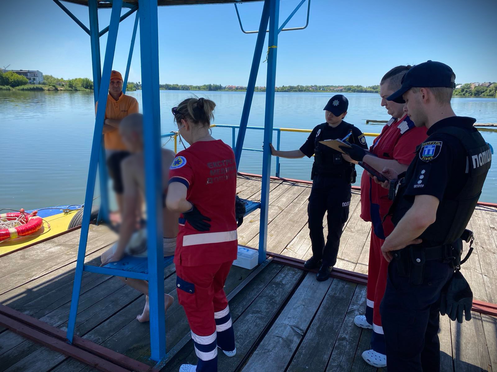 Хотів переплисти Басів Кут: у Рівному врятувати чоловіка, що йшов під воду 0000