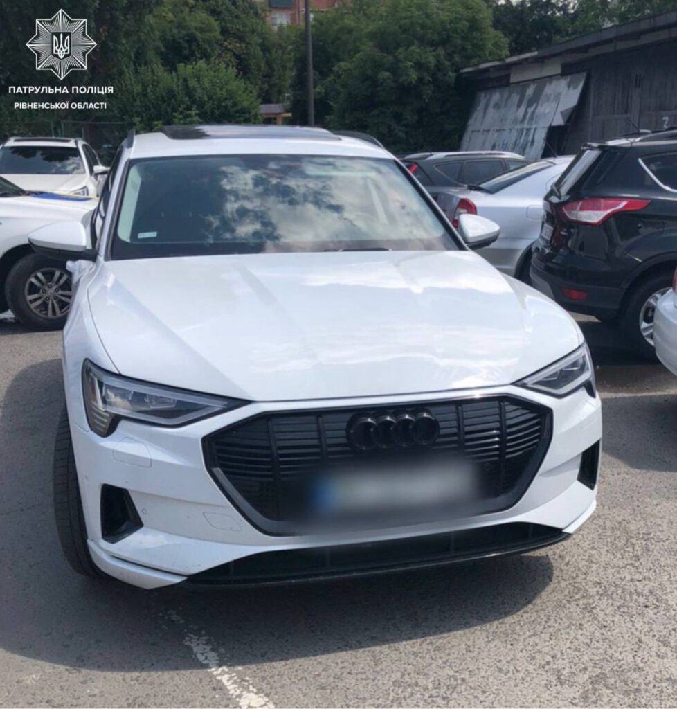 1 У Рівному водійка Audi втекла з місця ДТП: її нетверезий чоловік продовжив рух авто