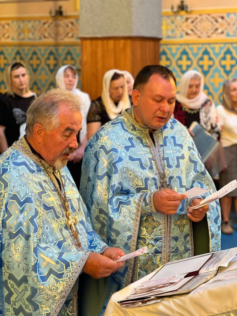 1 Здолбунів зустрічав зірку соцмереж — найвідомішого священника України (ФОТО)