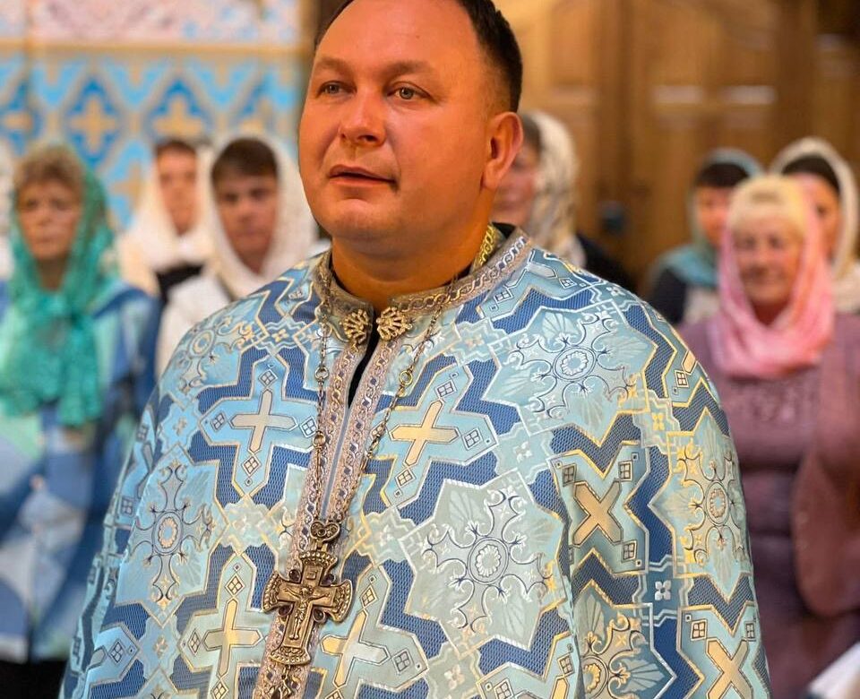 Здолбунів зустрічав зірку соцмереж — найвідомішого священника України (ФОТО)